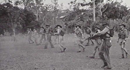 BREN pochodová palba australských vojáků